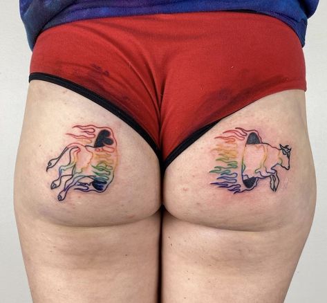 Tattoo Ideas Cow, Matching Hip Tattoos, Cow Tatoos, Craziest Tattoos, Line Work Tattoos Women, Tattoo Prank, Funniest Tattoos, Worst Tattoos Ever, Best Tattoos Ideas