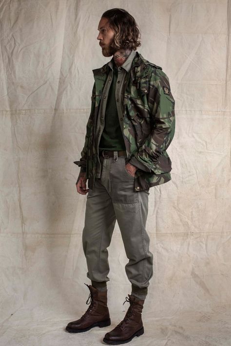 Belstaff Spring 2020 Menswear Military Fashion Menswear, Military Style Man, Military Inspired Fashion, 2016 Menswear, Army Fashion, Military Men, Menswear Fashion, Men Fashion Casual Outfits, Menswear Collection