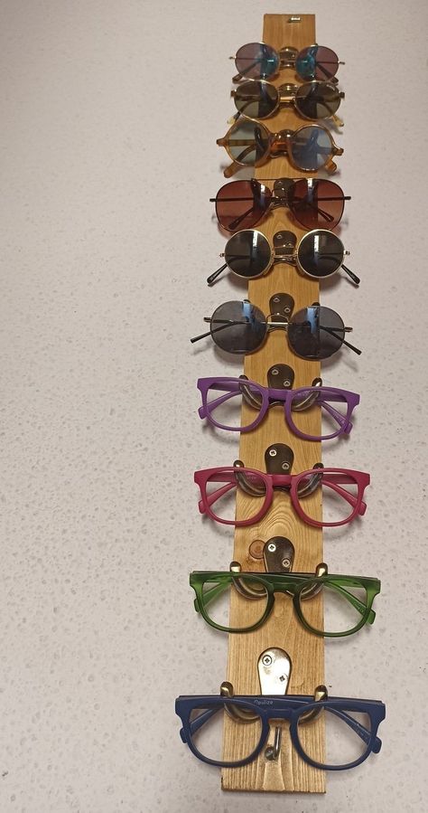 Sun Glass Organization, Eye Glass Storage Ideas, Glasses Display Ideas, Glasses Holder Diy, Sunglasses Holder Diy, Sunglasses Display Diy, Diy Glasses Holder, Sunglasses Organization, Diy Sunglasses Holder