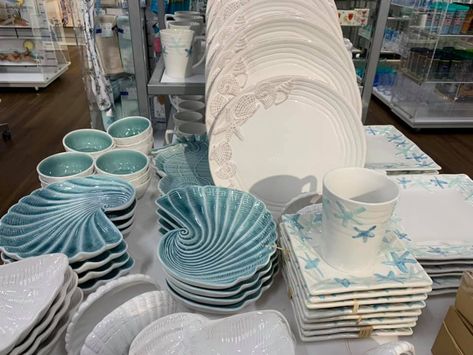 Cottage Table Setting, Seaside Cottage Interior, Seaside Kitchen, Coastal Dinnerware, Beach Theme Kitchen, Interior Design Accessories, Beach House Coastal, Beachy Room Decor, Beach House Aesthetic