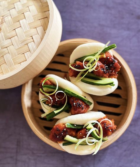 Vegetarian Bao, Gochujang Cauliflower, Resep Vegan, Kewpie Mayonnaise, Red Pepper Paste, Pickled Cucumber, Spicy Cauliflower, Gochujang Sauce, Pepper Paste