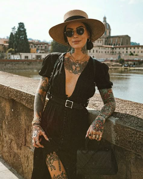 Cool Style Edgy Summer, Boho Outfits For Thick Body Type, Edgy Cruise Outfits, Dark Classic Style, Edgy Wedding Guest Dress, Edgy Cocktail Outfit, Punk Western Fashion, Edgy Style Aesthetic, Yallternative Outfit