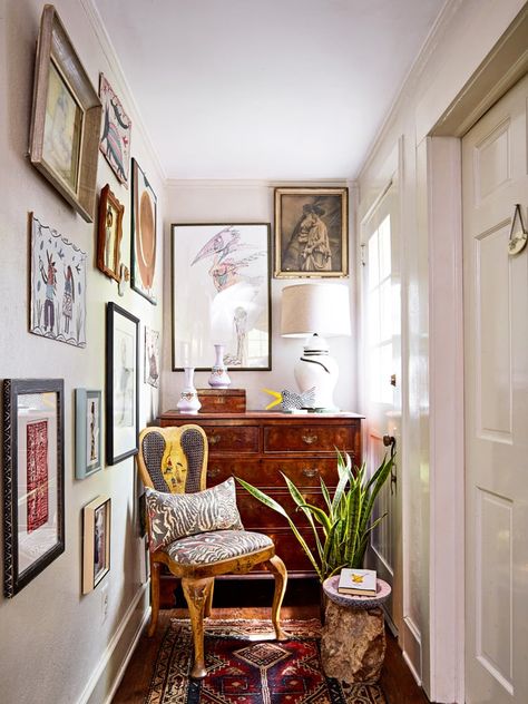 Tour an Eclectic Atlanta Carriage House Filled with Patriotic Charm - Chairish Blog Hall Dresser Decor, Impressionist Interior Design, Eclectic Antique Living Room, Vintage Eclectic Home Decor, European Eclectic Decor, Antique And Modern Mix Decor, French Eclectic Decor, Eclectic Foyer, European Eclectic