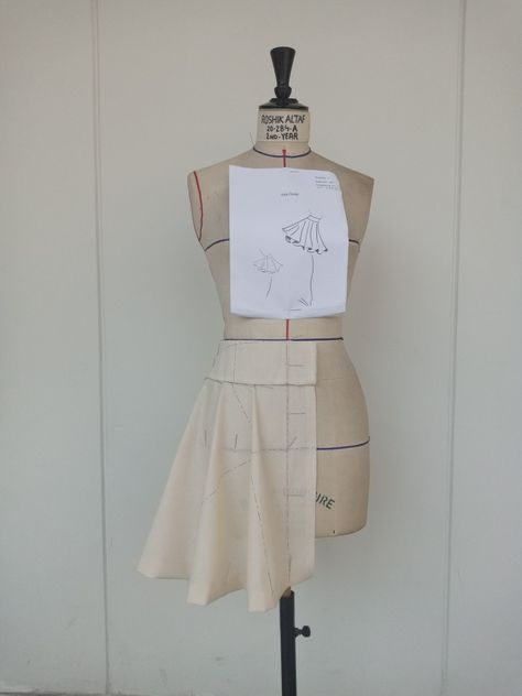 Easy way to drape a godet skirt. Skirt making and fashion. Draping Skirt, Godet Skirt, Skirt Draping, A Line Skirts, Fashion Illustration, Sewing Projects, Bodice, Grain, Sewing