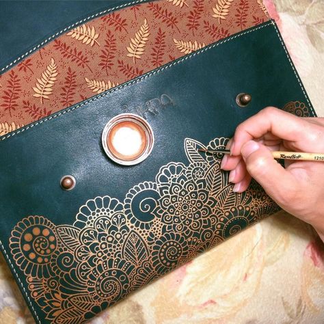 Beginners Guide To Painting Leather Paint Leather Bag, How To Paint Leather, Paint On Leather, Art Du Cuir, Painted Leather Purse, Hand Painted Leather Bag, What To Paint, Painted Leather Bag, Diy En Cuir