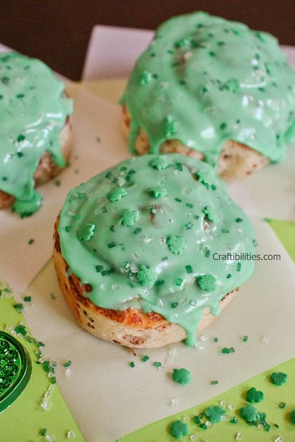 Craftibilities: GREEN Breakfast - St. Patrick's Day IDEAS - Lucky Cinnamon Rolls with Shamrock Sprinkles St Patricks Snacks, St Pattys Recipes, Patty Food, St Patricks Food, Rubberband Bracelets, Rolo Candy, St Patricks Day Drinks, Rainbow Donut, Green Breakfast