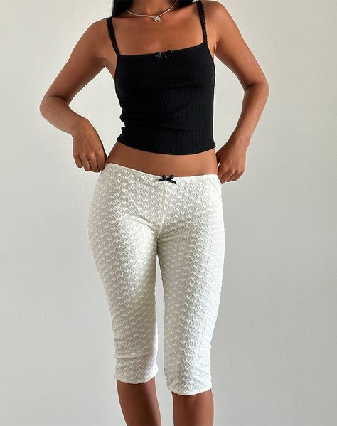 Lace Capris Outfit, Capris Outfit Aesthetic, Lace Capris, Capris Outfit, Capri Leggings Outfit, Capri Pants Outfits, Cute Bottoms, Capri Outfits, White Capri Pants