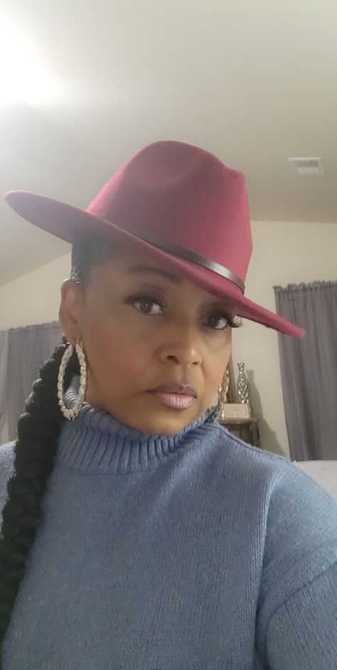 Burgundy brim hat/fadore Hat With Ponytail Black Women, Fedora Hat Hairstyles Black Women, Fedora Hat With Curly Hair, Cowboy Hat With Ponytail, Fedora Hat With Short Hair, Fedora Hat With Ponytail Black Women, Elegant Fedora-style Fitted Fascinator, Hats For Short Hair, Sleek Ponytail