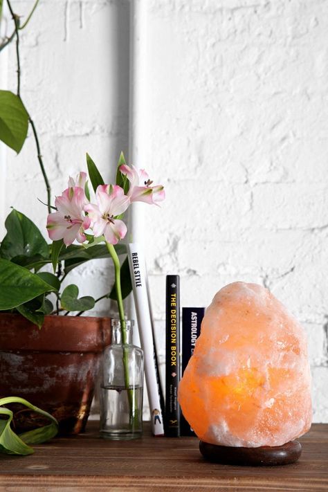 Love this Himalayan salt lamp. Interior Boho, Salt Lamps, Himalayan Salt Lamp, Salt Lamp, Natural Home Decor, Himalayan Salt, Décor Diy, Spiritual Gifts, Natural Home