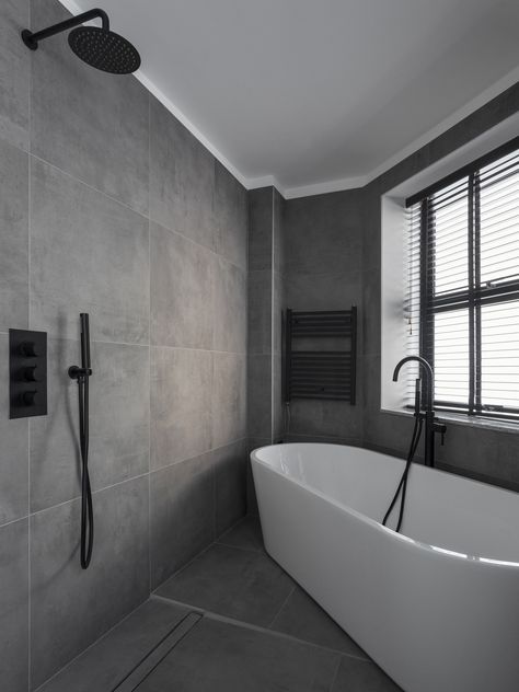 Grey Bathroom Ideas With Black Fixtures, Dark Grey Ensuite, Gray Bathroom Black Fixtures, Black Feature Bathroom, Large Grey Tile Bathroom, Bathroom Dark Grey Tiles, Dark Grey Modern Bathroom, Dark Grey And Black Bathroom, Bathroom Ideas Dark Grey Tiles