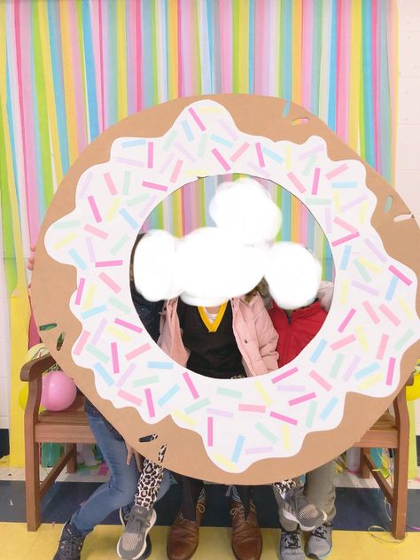 SO cute! Donuts with dads photo spot. #donutswithdads #elementary #donutswithdudes Donut Fundraiser Poster Ideas, Donuts With Dudes Ideas, Dad And Donuts Activities, Donuts For Grownups, Pastries With Parents Craft Ideas, Doughnut Day Activities, Donuts With Grown Ups, Donuts With Dad Photo Backdrop, Donut Day Ideas