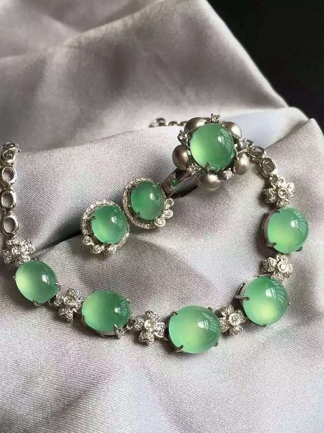 Jadeite Jewelry, Classic Jewellery, Tiaras Jewellery, Chinese Jewelry, Asian Jewelry, Dragon Jewelry, Bracelet Ring, Jewelry Design Earrings, Crystal Beads Bracelet