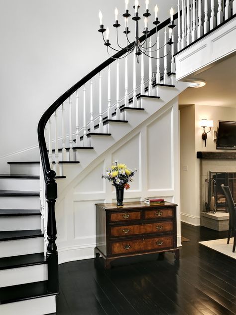 Black And White Stair Case Black And White Stairs, Black Railing, White Staircase, White Stairs, Traditional Staircase, Escalier Design, Foyer Decorating, Flooring Trends, Black Floor