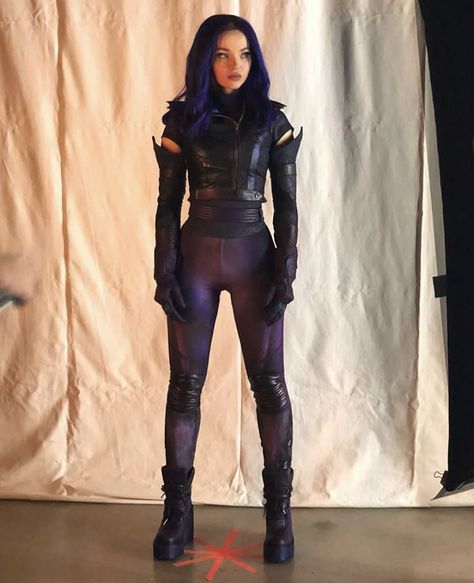 White Queen Costume, Disney Descendants Costume, Mal Costume, Dave Cameron, Descendants Pictures, Mal Descendants, Descendants Costumes, Descendants Characters, Disney Descendants Movie