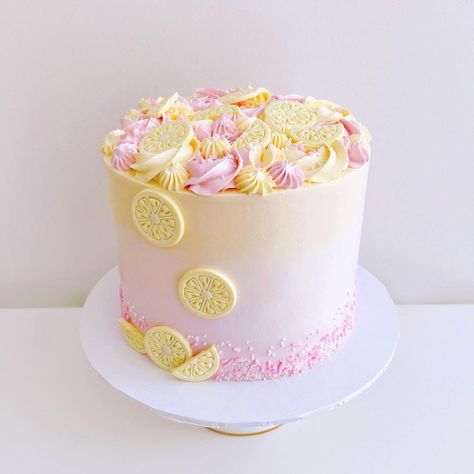 Pink Lemonade Theme Cake, Pink Lemonade Birthday Cake, Pink Lemonade Smash Cake, Pink Lemonade Baby Shower Theme, Pink Lemonade Baby Shower Ideas, Lemon Baby Shower Cake, Lemon Theme Cake, Lemon Themed Cake, Limoncello Party