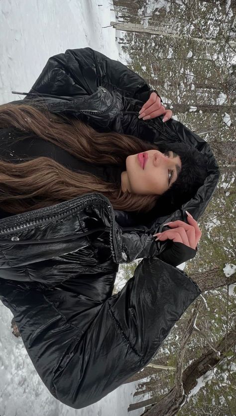 Winter Outfits Snow Aesthetic, Winter Instagram Story, Winter Senior Pictures, Darian Rojas, Winter Vacation Outfits, Winter Portraits, Snow Pictures, Snow Trip, Travel Pictures Poses