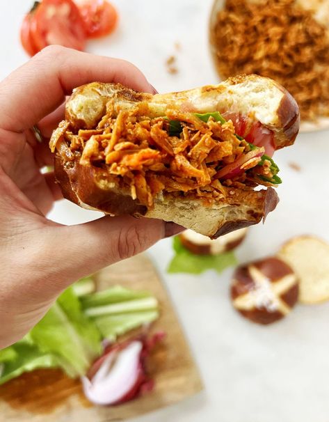 Vegetarian Bbq Sandwich, Pulled Pork Tofu, Crispy Tofu Sandwich Recipes, Bbq Tofu Sandwich, Barbeque Tofu, Crispy Tofu Sandwich, Tofu Sliders, Bbq Tofu Recipe, Tofu Bbq Recipes