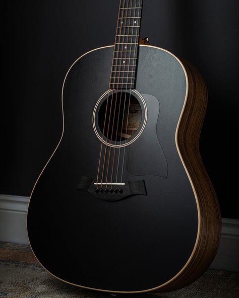 Beautiful Guitars Acoustic, Cool Acoustic Guitars, Black Acoustic Guitar, Acoustic Guitar Photography, Solo Player, Musician Photography, Guitars Acoustic, Taylor Guitars, Black Guitar