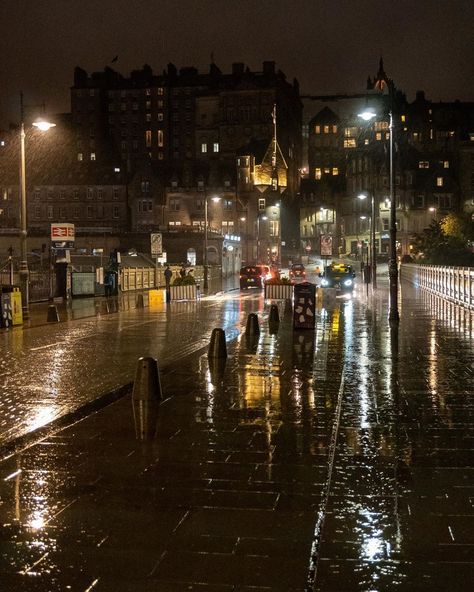 Rainy Edinburgh Aesthetic, Rainy Scotland Aesthetic, Edinburgh Rainy Day, Edinburgh At Night, Rainy Town Aesthetic, Rainy Edinburgh, Old Town Aesthetic, Lounge Painting, Town At Night