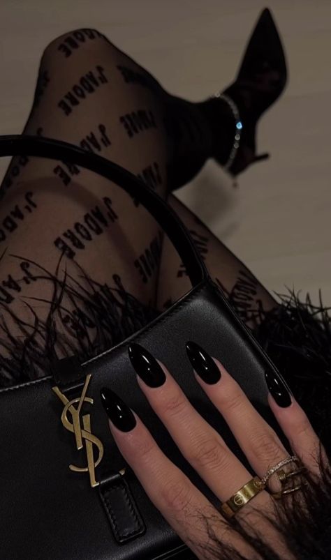 Dark Feminine Aesthetic, Luxury Lifestyle Dreams, Luxury Aesthetic, Rich Life, Feminine Aesthetic, Women Lifestyle, Old Money Aesthetic, Manicure E Pedicure, 가을 패션