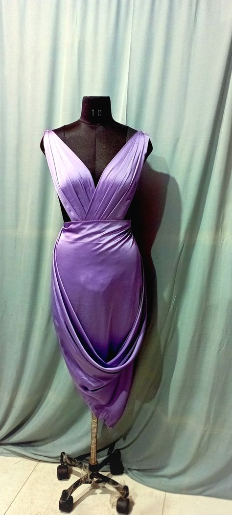 Draping On Mannequin, Diy Strapless Dress, Bias Draping, Diy Silk Dress, Dress Draping Techniques, Diy Formal Dress, Draping Techniques Tutorials, Silk Dress Sewing, Summer Dress Diy