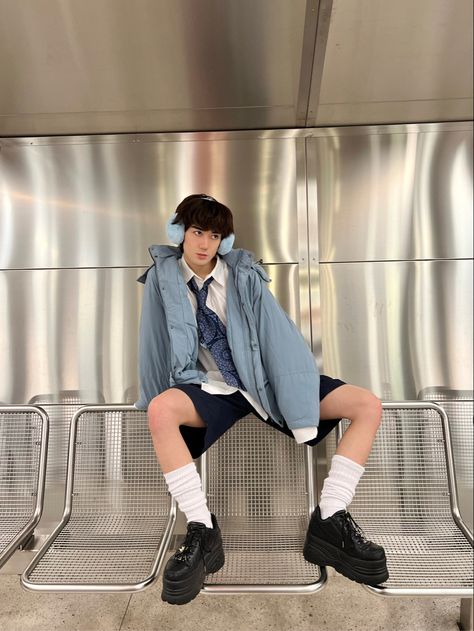 Y2k Outfits Men Korean, Unique Style Outfits Aesthetic, Twink Aesthetic Outfits, Feminine Guy Outfits, Style Men Aesthetic, Masc Y2k, Japanese Outfits Casual, Japanese Streetwear Mens, Streetwear 2023