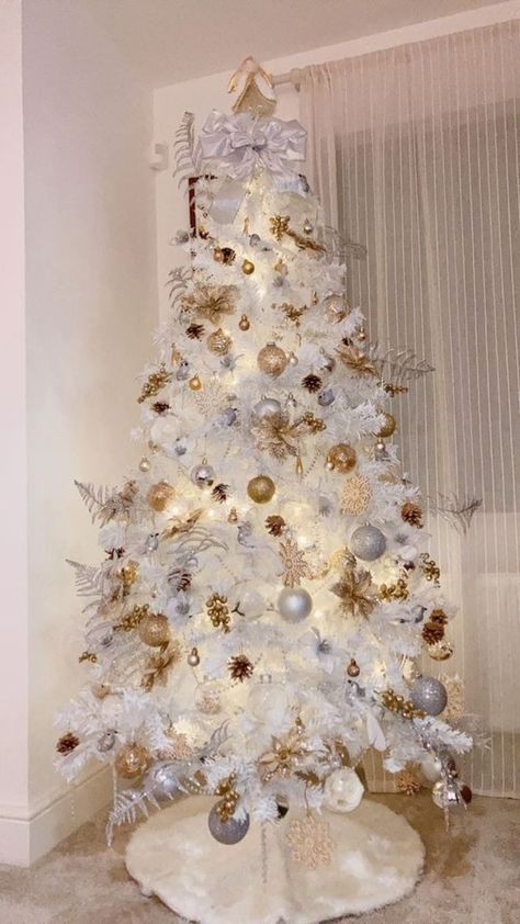 Mini White Christmas Tree Ideas, Boho Christmas Tree Ideas, Crismas Tree, White Xmas Tree, White Christmas Tree Decorations, Christmas Tree Decorating Themes, Elegant Christmas Trees, Creative Christmas Trees, Silver Christmas Tree