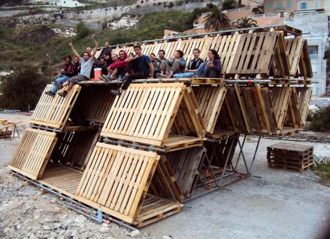 Urban Camping, Temporary Architecture, Pallet Building, Diy Pop, Pallet House, Temporary Structures, Modular Structure, Urban Furniture, Scaffolding