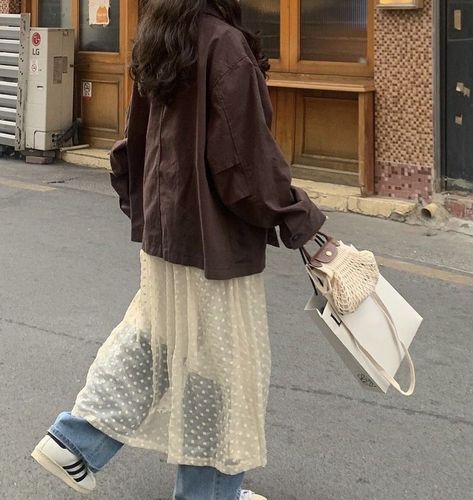 Spring Layering Outfits 2024, Layering Outfits Skirt, Lace Layering Outfit, Dress Over Skirt Layer, Lace Layered Outfit, Layer Outfits Street Style, Lace Winter Outfit, Spring Layering Outfits, Layered Outfits Spring