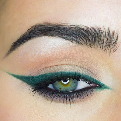 Make Up With Green Eyeliner, Green Under Eyeliner, Green Makeup Green Eyes, Emerald Green Eyeliner Looks, Green Winged Eyeliner, Dark Green Eyeliner Makeup, Green And Gold Eyeliner, Blue Eyes Green Makeup, Green Eyeliner Green Eyes