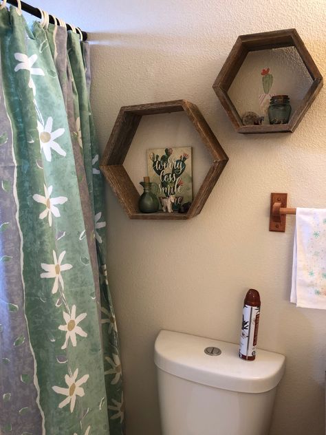 Cactus theme guest bathroom Arizona Themed Bathroom, Cute Cactus Room Ideas, Cactus Bathroom Decor Ideas, Cactus Bathroom Ideas, Outdoor Theme Bathroom, Arizona Bathroom Ideas, Cactus Bathroom Theme, Desert Themed Bathroom, Succulent Bathroom Theme