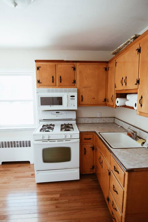 Shabby Chic Kitchen Cabinets, Kitchen Cabinets Before And After, Painting Kitchen Cabinets White, Cocina Shabby Chic, Kitchen Cabinet Trends, Old Kitchen Cabinets, 1950s Kitchen, Budget Remodel, Budget Kitchen Remodel