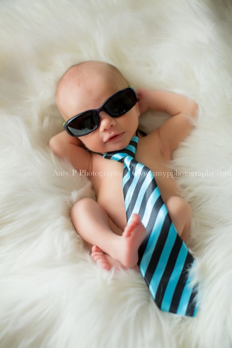 newborn-baby-baby sunglasses and tie SUPER ADORABLE Foto Newborn, Baby Fotografie, Baby Sunglasses, Baby Boy Photography, Cool Baby, Foto Baby, Foto Tips, Boy Photography, Newborn Baby Photography