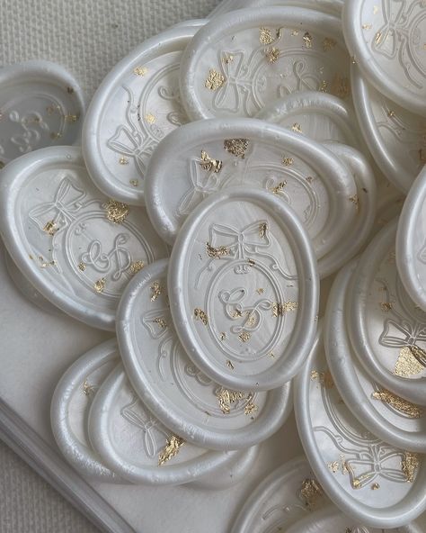 Pearl white with gold flakes, the most ordered combination for wedding wax seals ✨ #weddinkseals #wedding #madeinfrance #wax #waxseals #custom #custommade #cachetdecire #gold #goldflakes #instagood #instagram Wax Seal Stamp Diy, Stamp Diy, Wax Seal Stamp, Seal Stamp, Gold Flakes, Gold Accent, Wax Seal, Wax Seals, Tampon