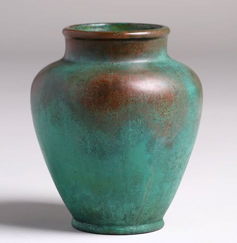 5669. Clewell copper-clad pottery vase with very nice green-brown original patina.  Minor splitting and surface scuffs to original patina.  Signed.  7″h x 5.75″d $750 Patina Pottery, Cinder Block Furniture, Patina Art, Vasos Vintage, Cement Vase, Patina Green, Aluminum Foil Art, Patina Paint, Miniature Pottery