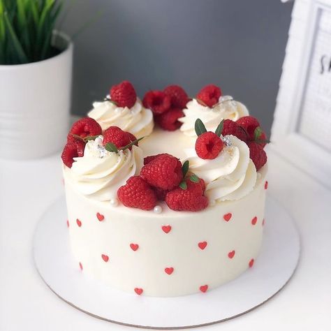 Pretty Cake Designs, Pretty Cake Ideas, Simple Cake Design, Strawberry Birthday Cake, Mini Torte, Desserts Cake, Pretty Cake, Simple Cake Designs, Cake Decorating Frosting