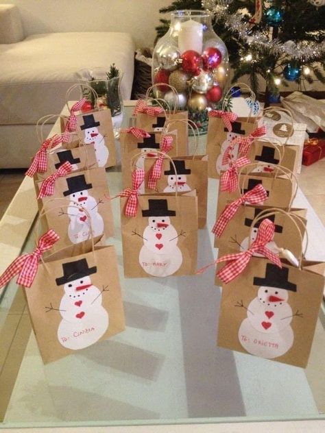 Christmas Baggies For Kids, Holiday Goodie Bags For Kids, Diy Christmas Goodie Bags For Kids, Christmas Bag Decorating Ideas, Classroom Christmas Gifts, Preschool Christmas Gifts, Diy Natal, Christmas Goodie Bags, Diy Christmas Gifts For Family