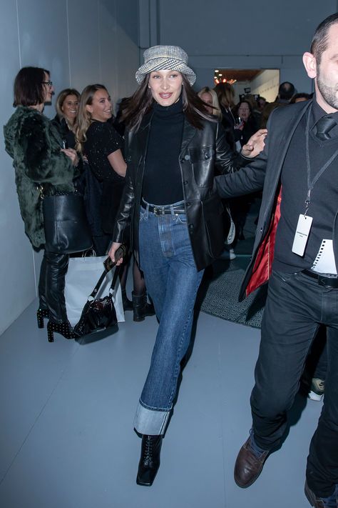 Bella Hadid's leather blazer and high waist jeans look for less York Outfits, Black Leather Blazer, New York Outfits, 90s Inspired Outfits, Bella Hadid Outfits, Jeans Look, Leather Jacket Style, Hadid Style, Leather Jacket Outfits