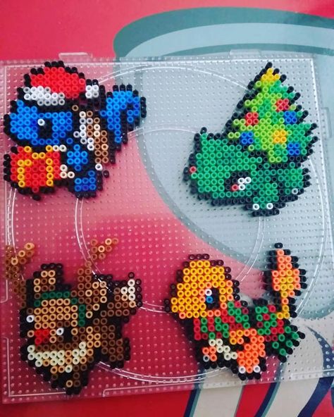 Hama Beads Pokemon, Christmas Pokemon, Hama Beads Christmas, Christmas Perler Beads, Pokemon Bead, Hamma Beads Ideas, Arte Nerd, Easy Perler Bead Patterns, Pokemon Perler Beads