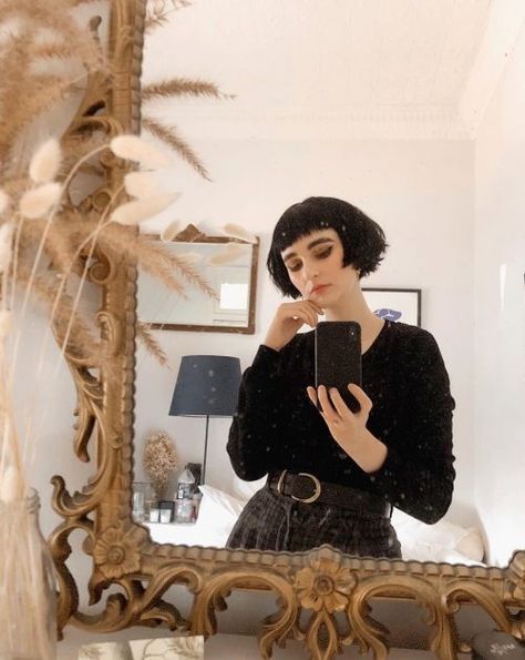 Reverse French Nails, Chic Haircut, French Bob, Square Face Hairstyles, Chin Length Bob, Timeless Chic, Edgy Short Hair, Short Hair Haircuts, Fall Hair