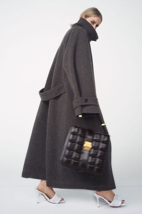 Raey Oversized Raglan-Sleeve Wool-Blend Coat Suzanne Koller, Oversized Wool Coat, Fashion Landscape, Oversize Fashion, 가을 패션, Coat Fashion, Minimal Fashion, Art Director, Kimonos