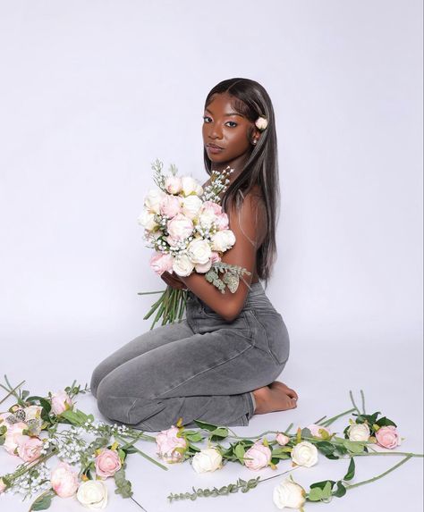 Photoshoot Poses Flowers, Photo Shoot Poses With Flowers, Flower Business Photoshoot, Flower Birthday Pictures, Photoshoot Flower Ideas, Birthday Shoot With Flowers, Purity Photoshoot, Birthday Poses With Flowers, Studio Photoshoot With Flowers