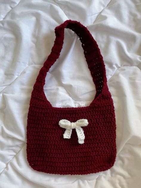 Quick Crochet Clothing Projects, Crochet Bag Simple, Crochet Purse Ideas, Crochet Ideas Accessories, Crochet Wallet, Crochet Bandana, Clothing To Make, Crochet Tutorial Pattern, Beginner Crochet Tutorial