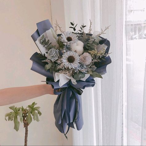 Buket Wisuda Aesthetic, Graduation Bouquet Ideas, Bouquet Wisuda, Bucket Wisuda, Graduation Flowers Bouquet, Graduation Flower Bouquet, Ribbon Flowers Bouquet, Graduation Bouquet, Flower Boquet