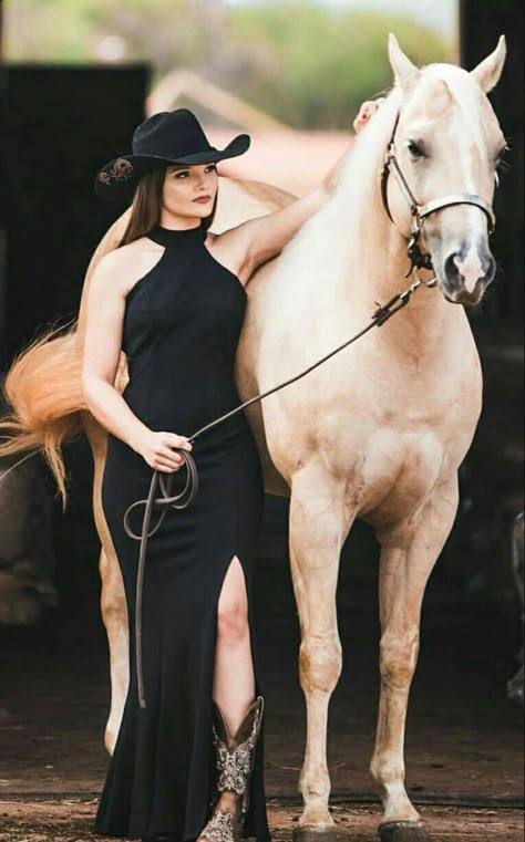 Western Photoshoot Ideas, Horse Photoshoot Ideas, Cowgirl Photoshoot, Horse Photography Poses, Foto Cowgirl, Quinceanera Photoshoot, Western Photoshoot, Western Photo, Cowgirl Dresses