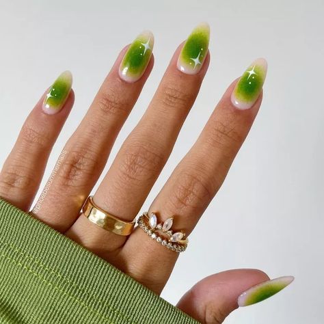 20 St. Patricks Day Nail Ideas You'll Want to Wear in March Eyeshadow Nails, Saint Patrick Nail, Aura Nails, St Patricks Day Nails, Airbrush Nails, Green Nail Designs, Green Nail Polish, Nail Pops, Ombre Nail Designs