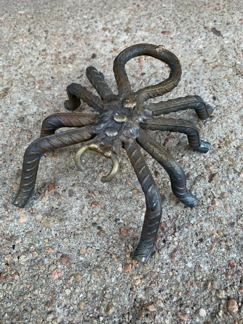 Spider made out of rebar with an old arc welder Metal Lawn Art, Cool Welding Projects Ideas, Welding Gifts, Junk Metal Art, Scary Spider, Sheet Metal Art, Welded Metal Projects, Welding Crafts, Recycled Metal Art