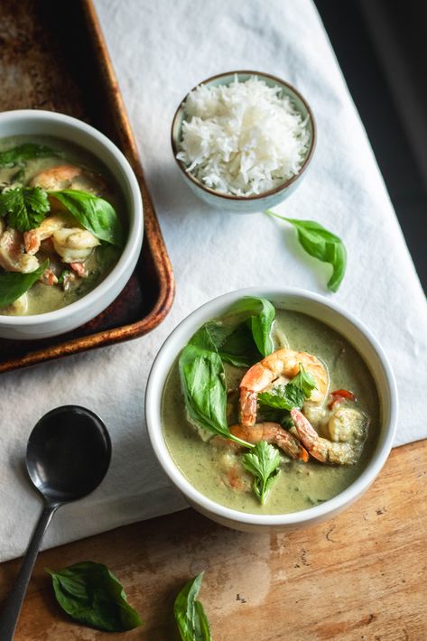 A classic Southern Thai-style coconut-milk based curry, this spicy, fresh & vibrant Thai green curry prawn is loaded with spicy green chilis, Thai bas Green Chilis, Green Thai, Thai Green Curry, Green Curry Paste, Shrimp Paste, Gluten Free Rice, Green Curry, Thai Curry, Curry Sauce