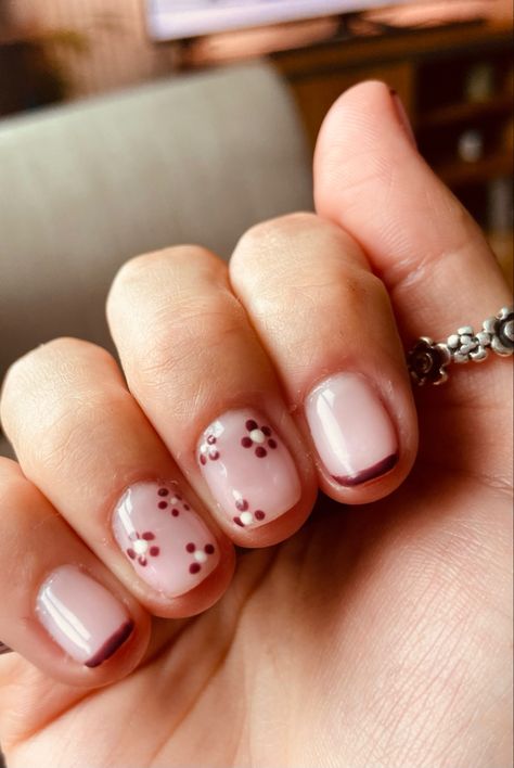 Natural Gel Nails Ideas Short Fall, Cute Short Nails Flowers, Mid November Nails, Nail Into Short, Autumn Nails Flowers, Shellac Designs For Short Nails, Maroon Flower Nails, Basic Autumn Nails, Autumn Nails Short Square