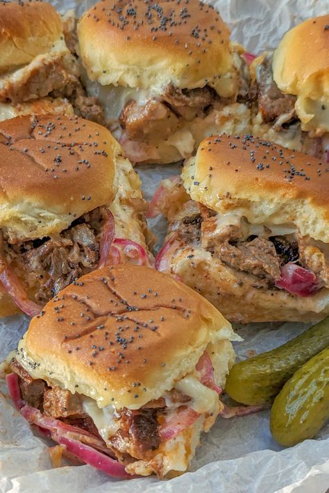 Brisket Sliders 15 Brisket Sliders Hawaiian Rolls, Christmas Brisket, Brisket Sliders, Brisket Sandwiches, Sliders Recipes Beef, Sliders Recipes Hawaiian Rolls, Barbecue Brisket, Brisket Oven, Tender Brisket